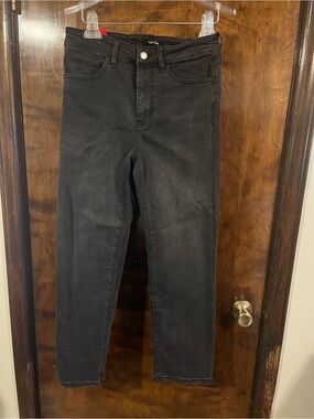 Donating soon 🌟 Women’s Black classic high rise straight